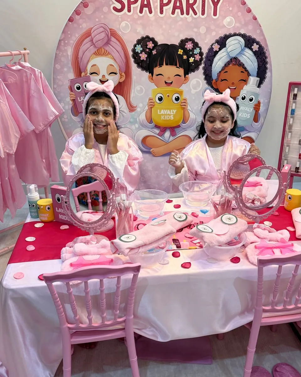 طاولة السبا الوردية مع الروب والشبشب